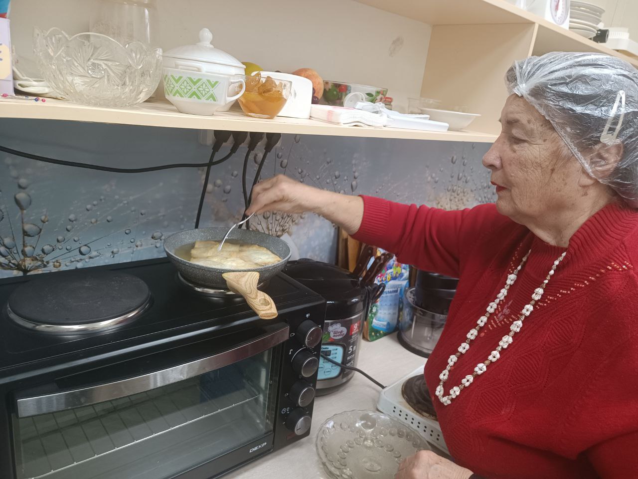 Пожилых саратовцев учили готовить хворост и тарталетки